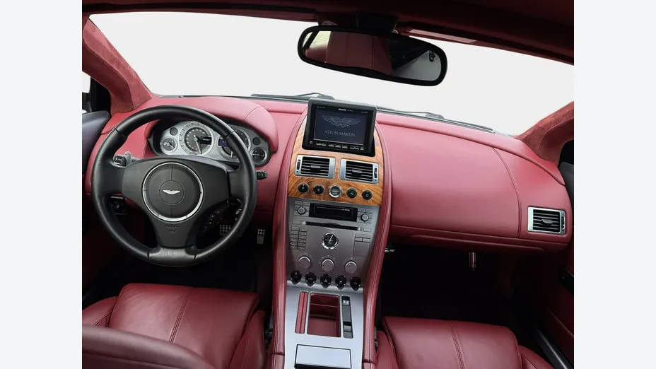 ASTON MARTIN DB9 -