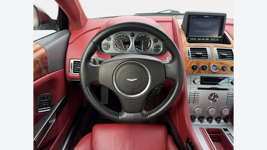 ASTON MARTIN DB9 -