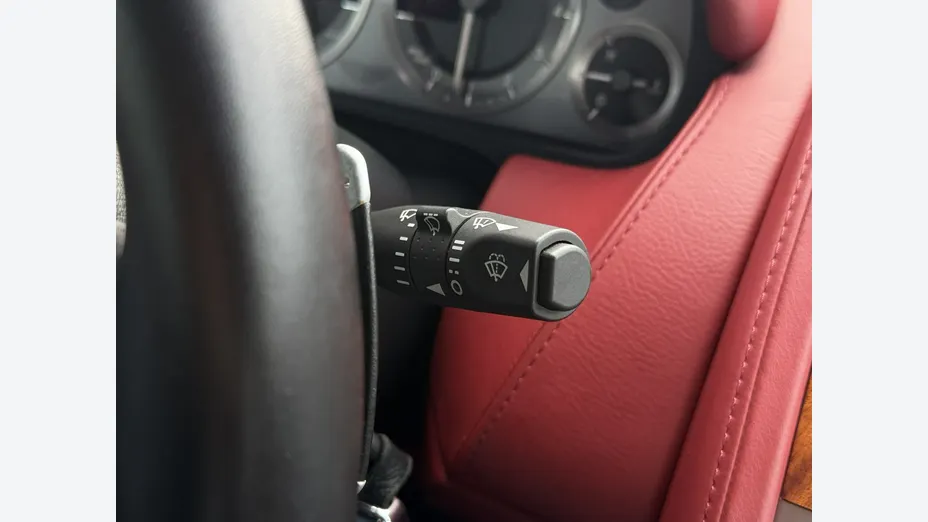 ASTON MARTIN DB9 -