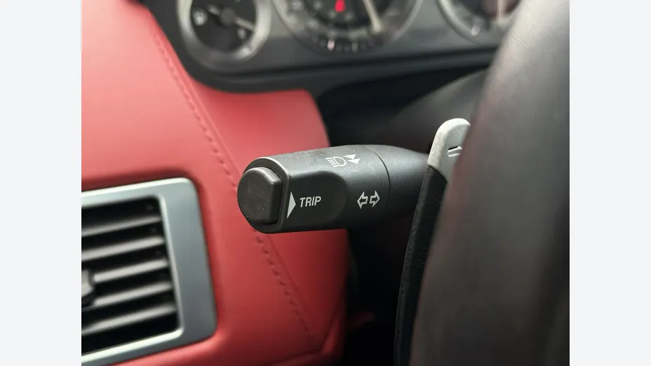 ASTON MARTIN DB9 -