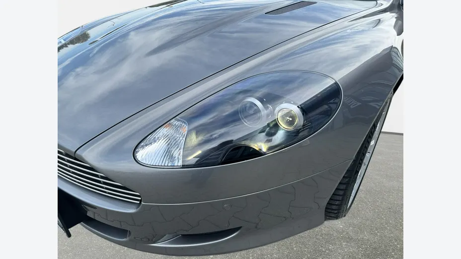 ASTON MARTIN DB9 -