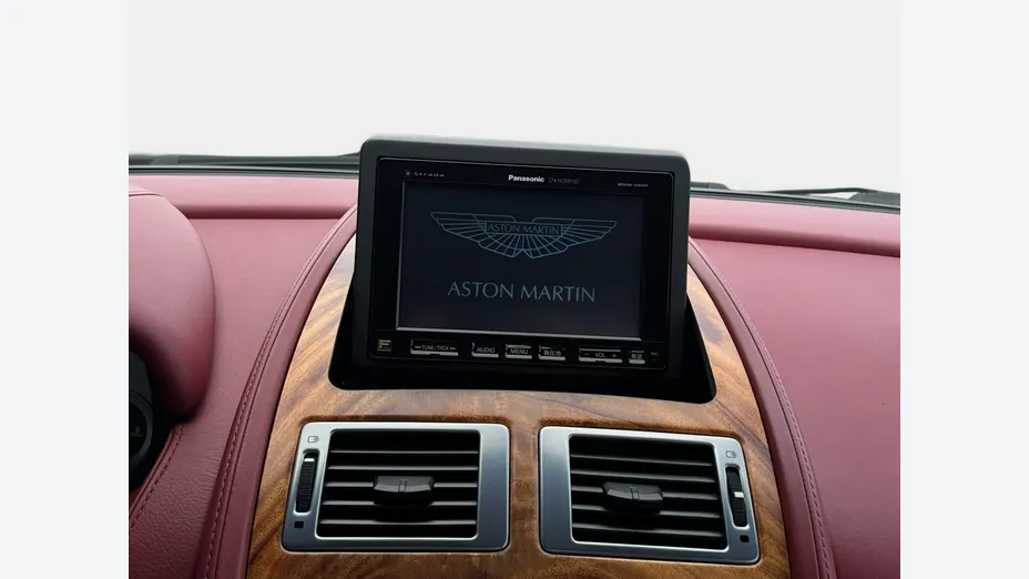 ASTON MARTIN DB9 -