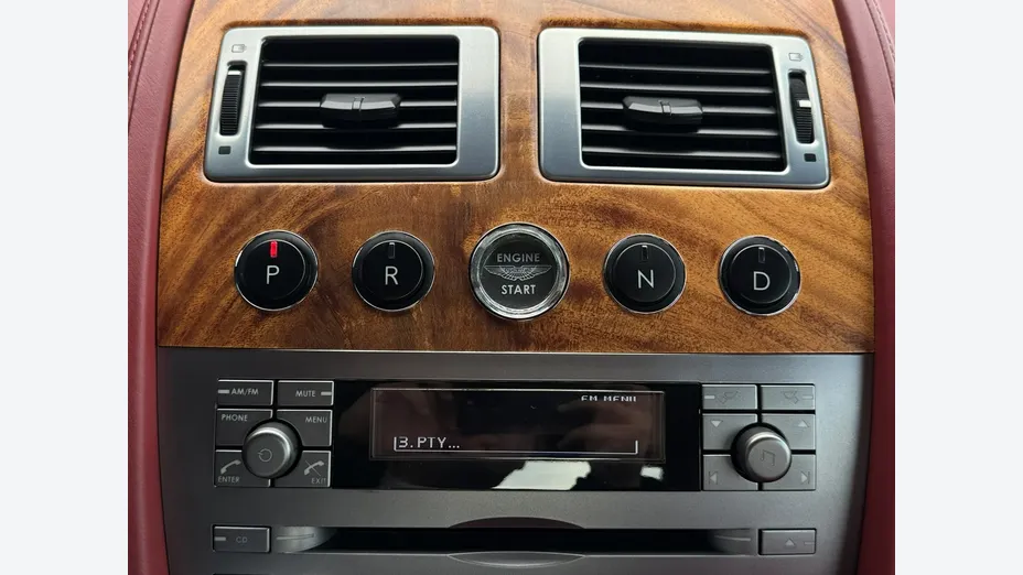 ASTON MARTIN DB9 -
