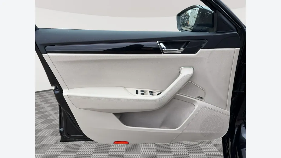 SKODA Superb -