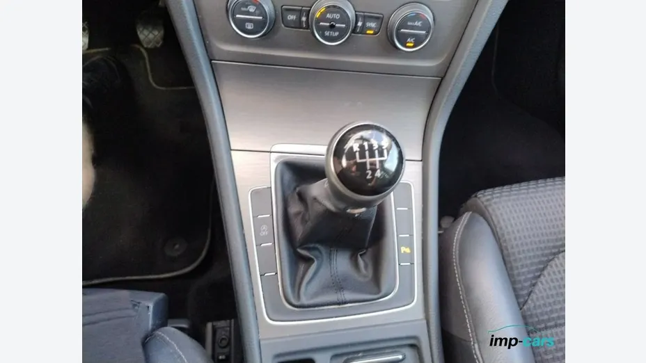 VOLKSWAGEN Golf -