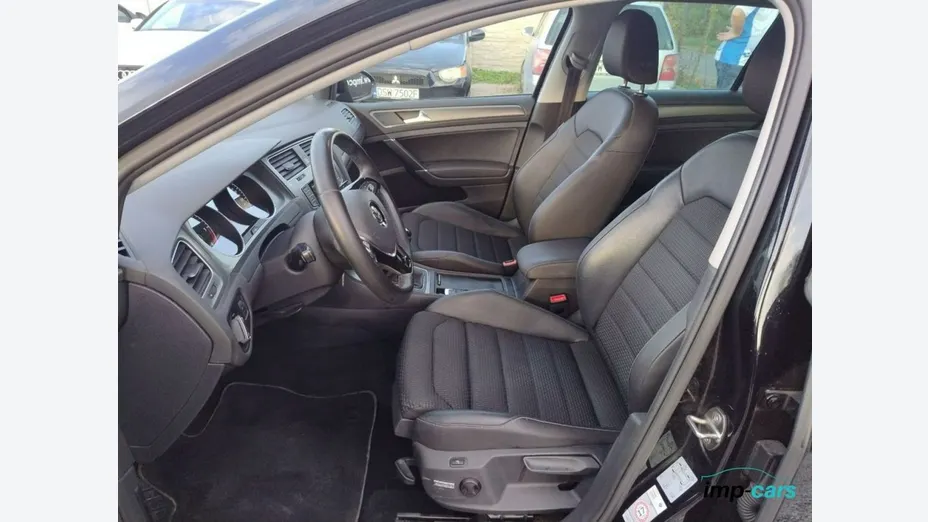 VOLKSWAGEN Golf -