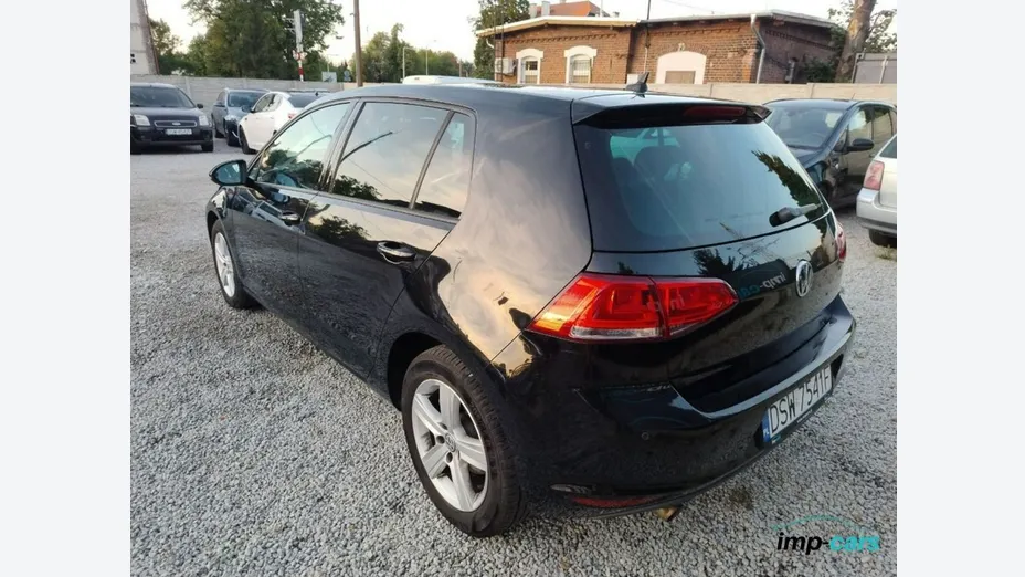VOLKSWAGEN Golf -