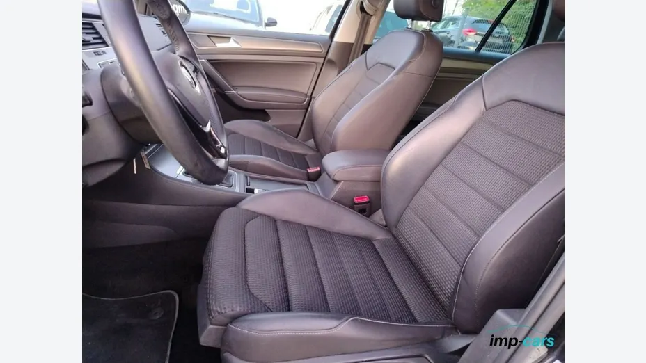 VOLKSWAGEN Golf -