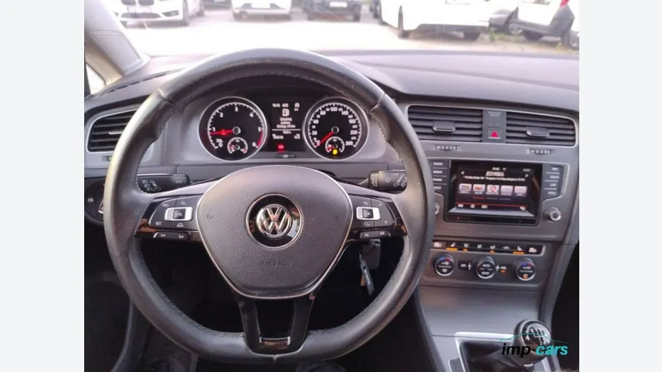 VOLKSWAGEN Golf -