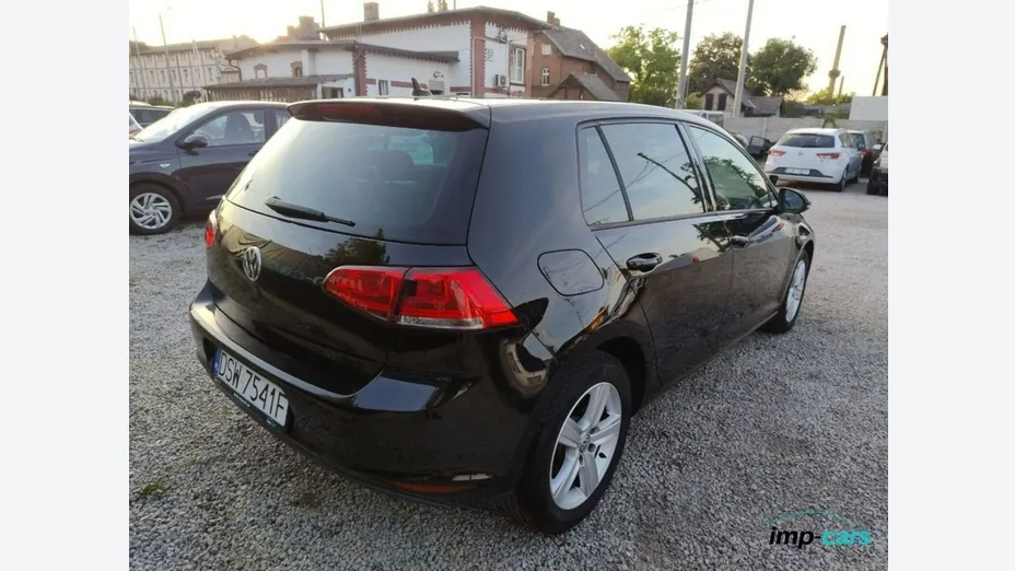 VOLKSWAGEN Golf -