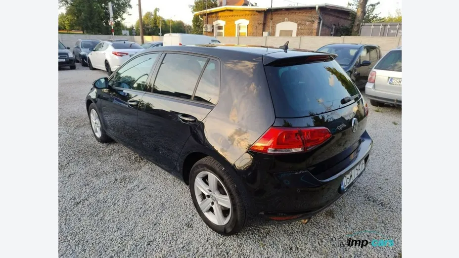 VOLKSWAGEN Golf -