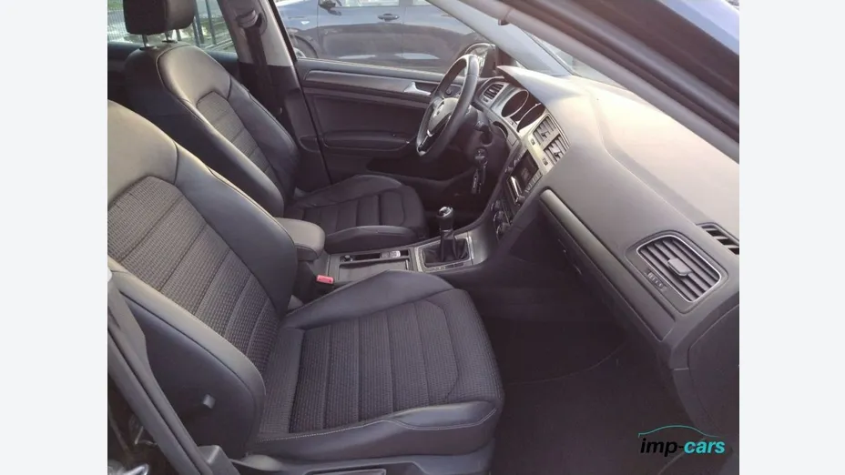 VOLKSWAGEN Golf -