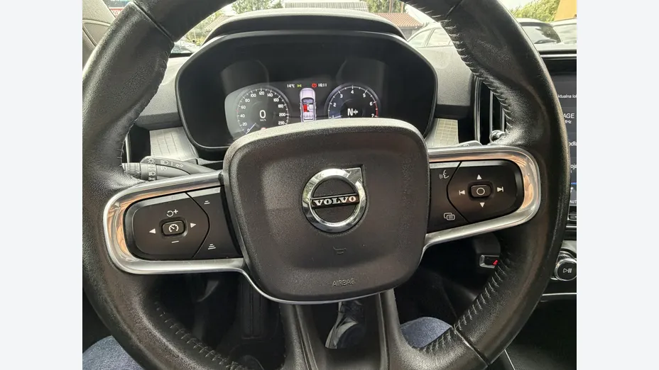 VOLVO XC40 -