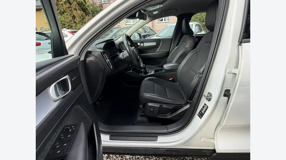 VOLVO XC40 -