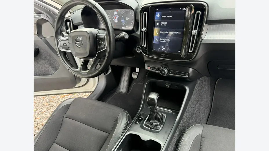 VOLVO XC40 -