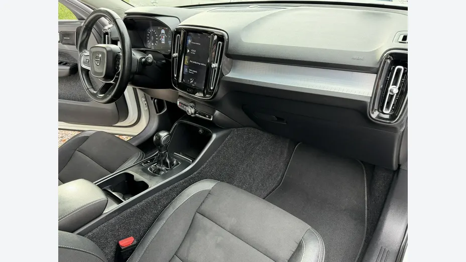 VOLVO XC40 -