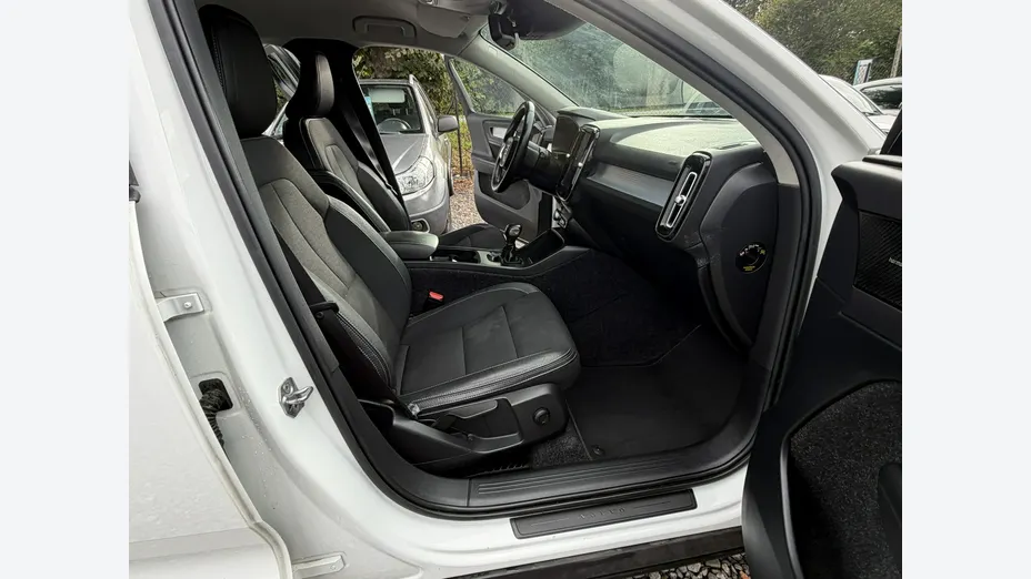 VOLVO XC40 -