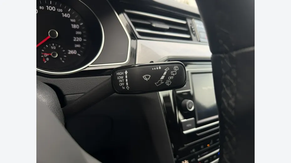 VOLKSWAGEN Passat -