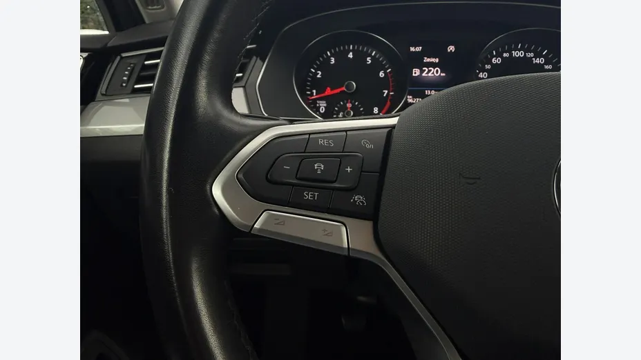 VOLKSWAGEN Passat -