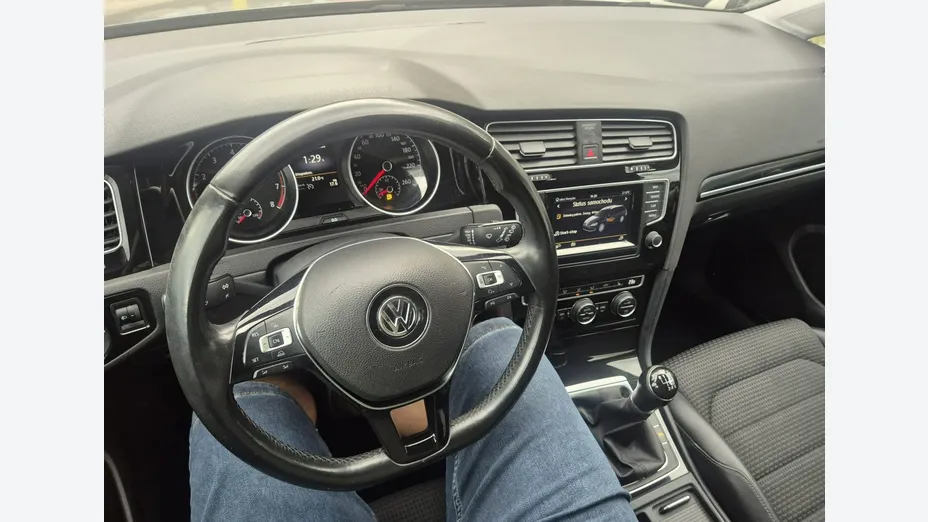 VOLKSWAGEN Golf -