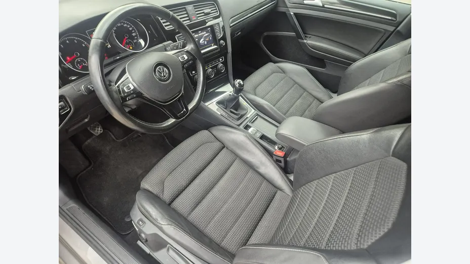 VOLKSWAGEN Golf -