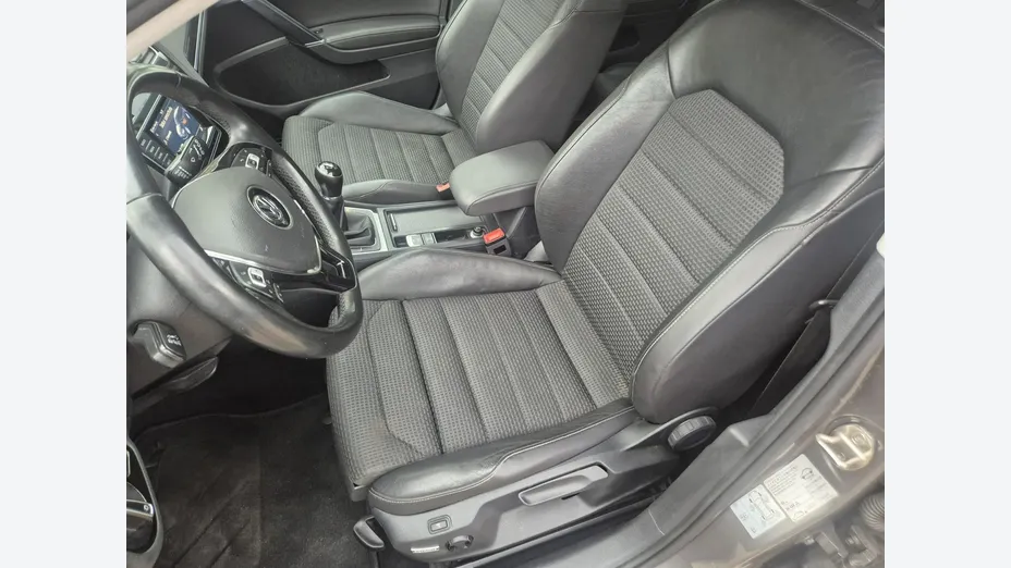 VOLKSWAGEN Golf -