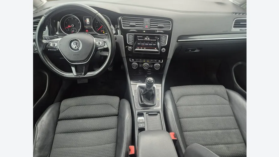 VOLKSWAGEN Golf -