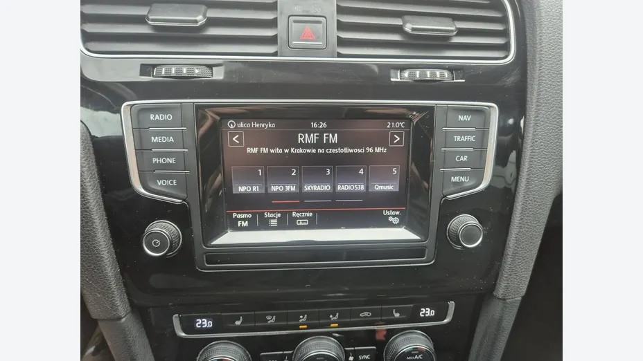 VOLKSWAGEN Golf -