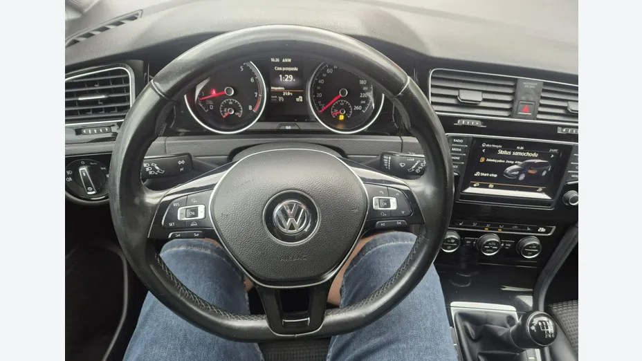VOLKSWAGEN Golf -