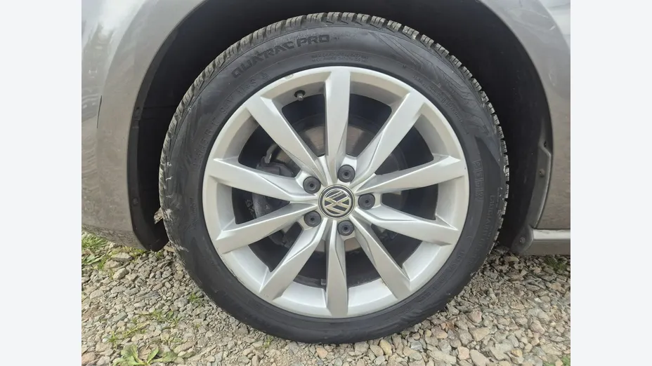VOLKSWAGEN Golf -