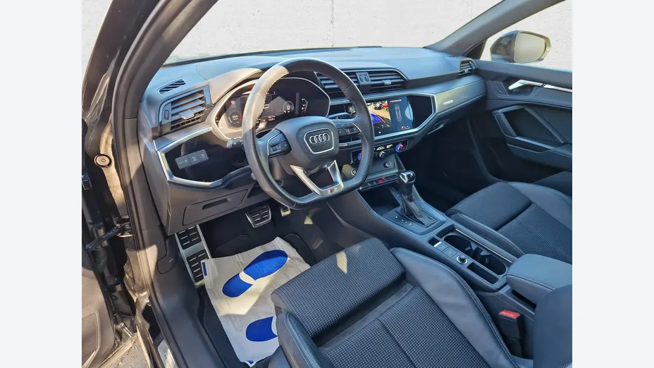 AUDI Q3 -