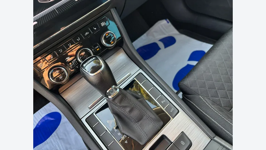 SKODA Superb -
