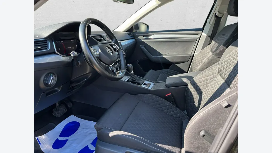 SKODA Superb -
