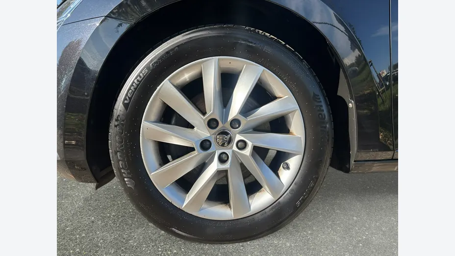 SKODA Superb -