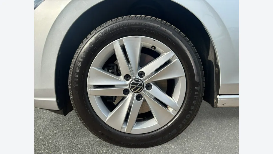 VOLKSWAGEN Golf -