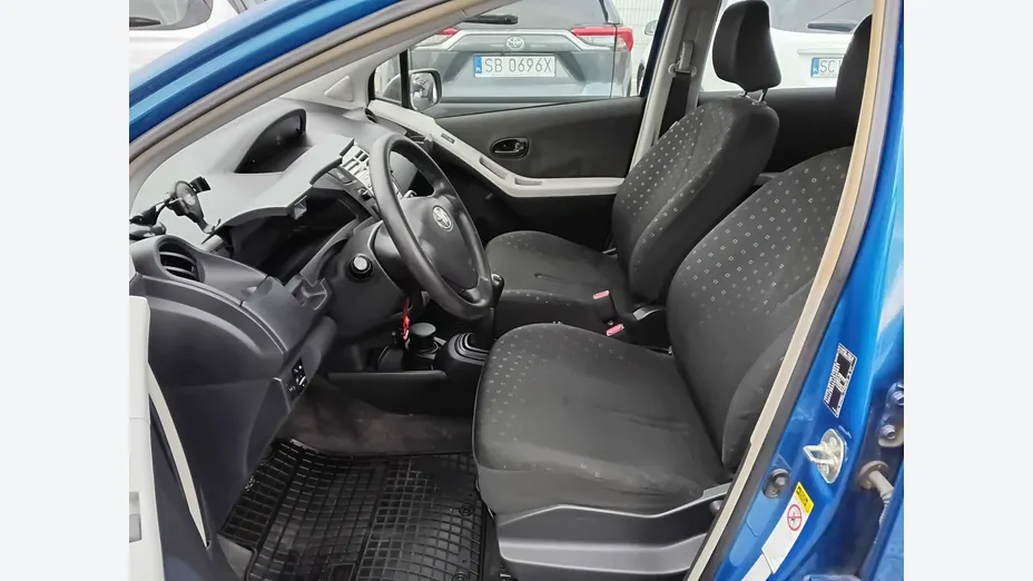 TOYOTA Yaris -