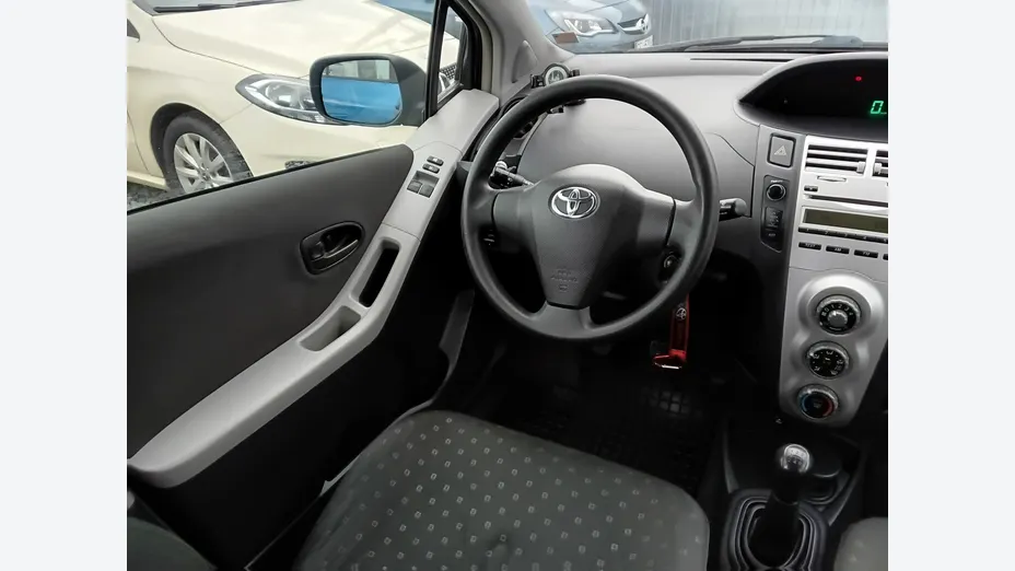 TOYOTA Yaris -
