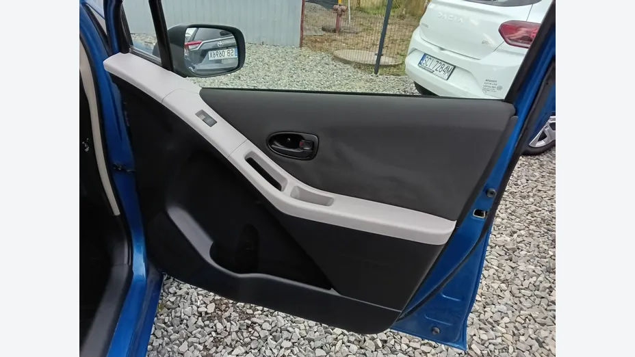 TOYOTA Yaris -