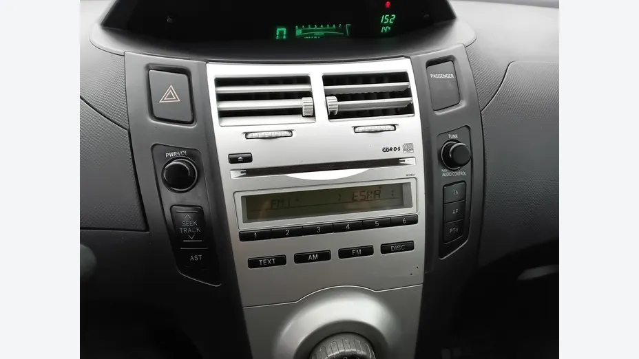 TOYOTA Yaris -