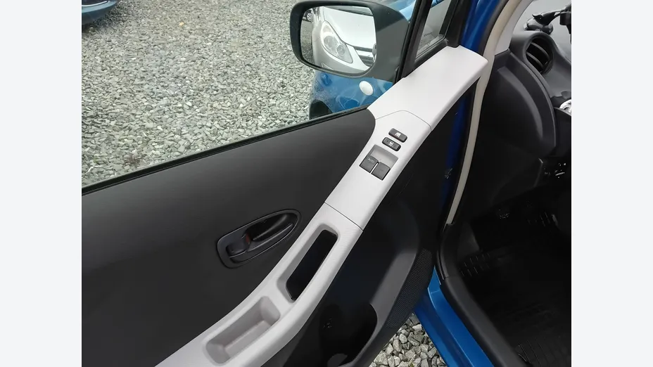 TOYOTA Yaris -
