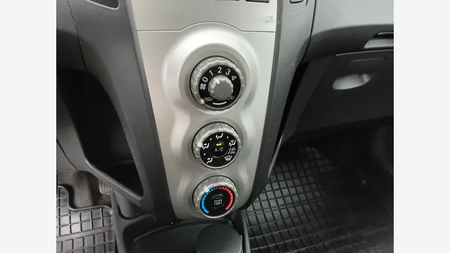 TOYOTA Yaris -