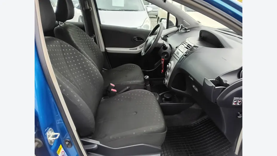 TOYOTA Yaris -