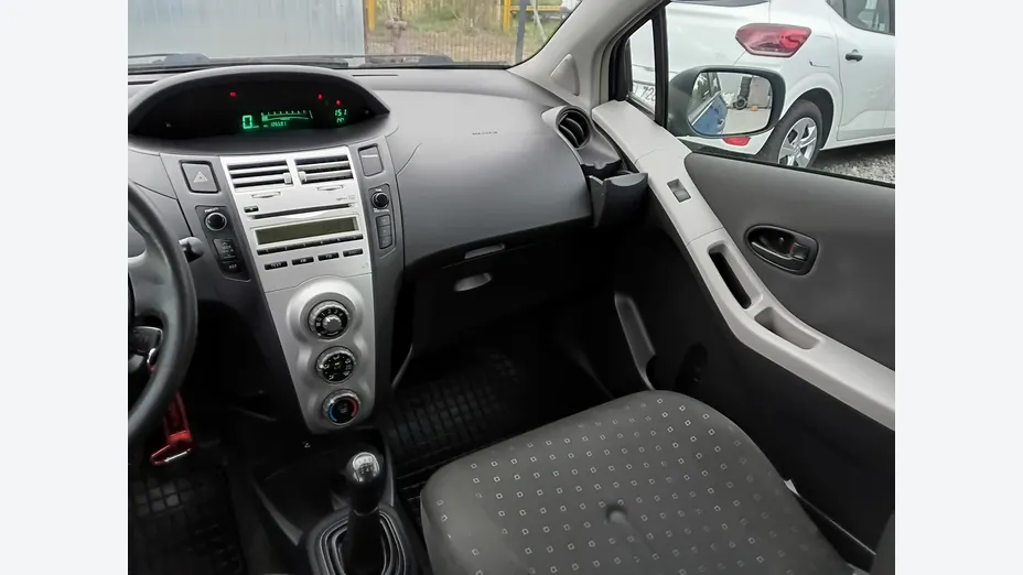 TOYOTA Yaris -