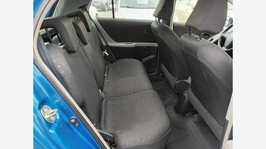 TOYOTA Yaris -