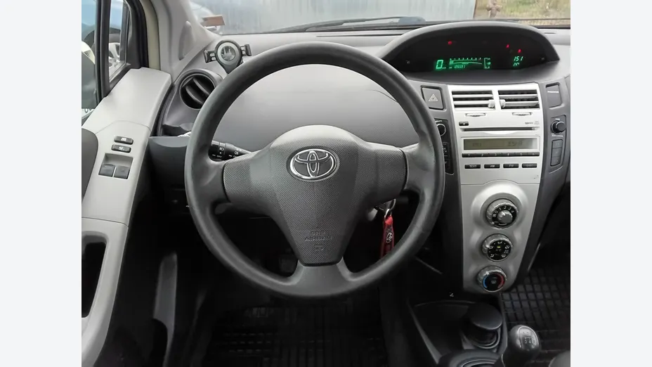 TOYOTA Yaris -