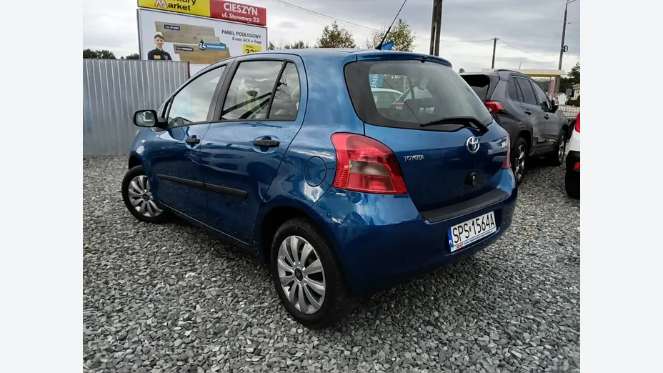 TOYOTA Yaris -