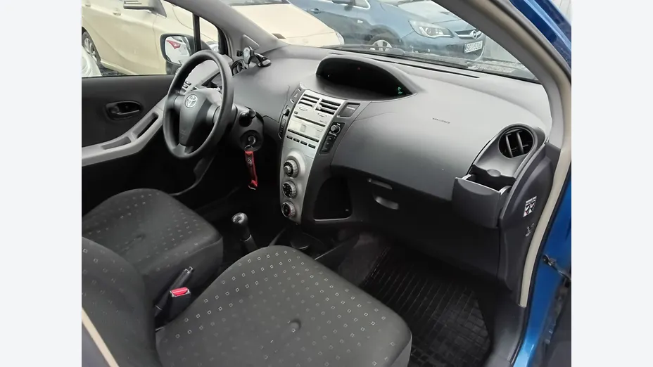 TOYOTA Yaris -