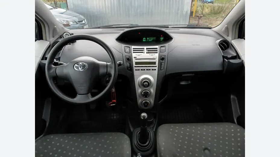 TOYOTA Yaris -