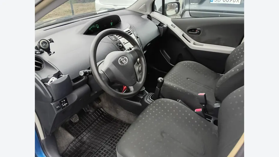 TOYOTA Yaris -