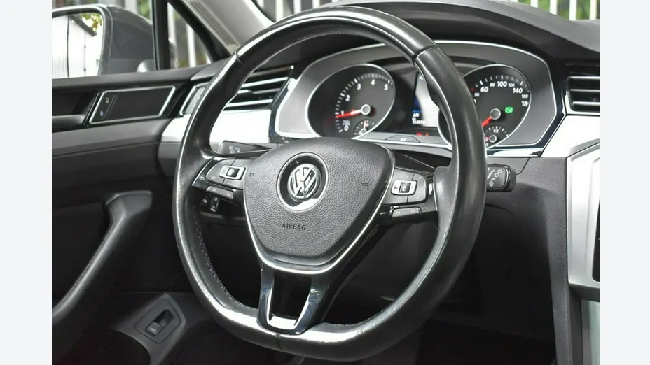 VOLKSWAGEN Passat -